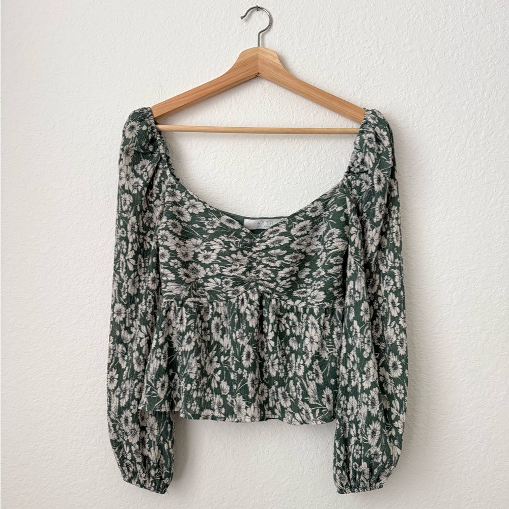 ASTR the Label Green Floral Long Sleeve Blouse